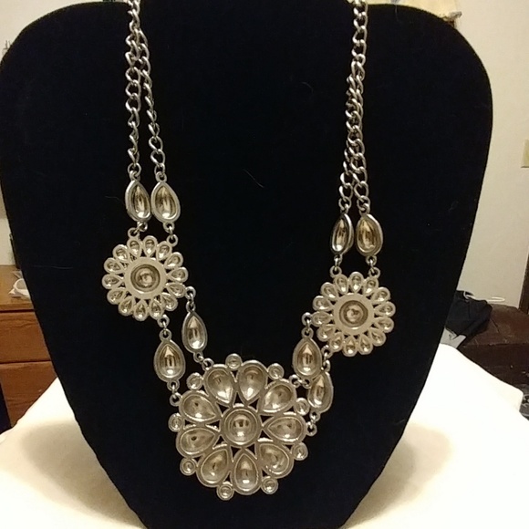 Stylish vintage style flower necklace - Picture 2 of 2